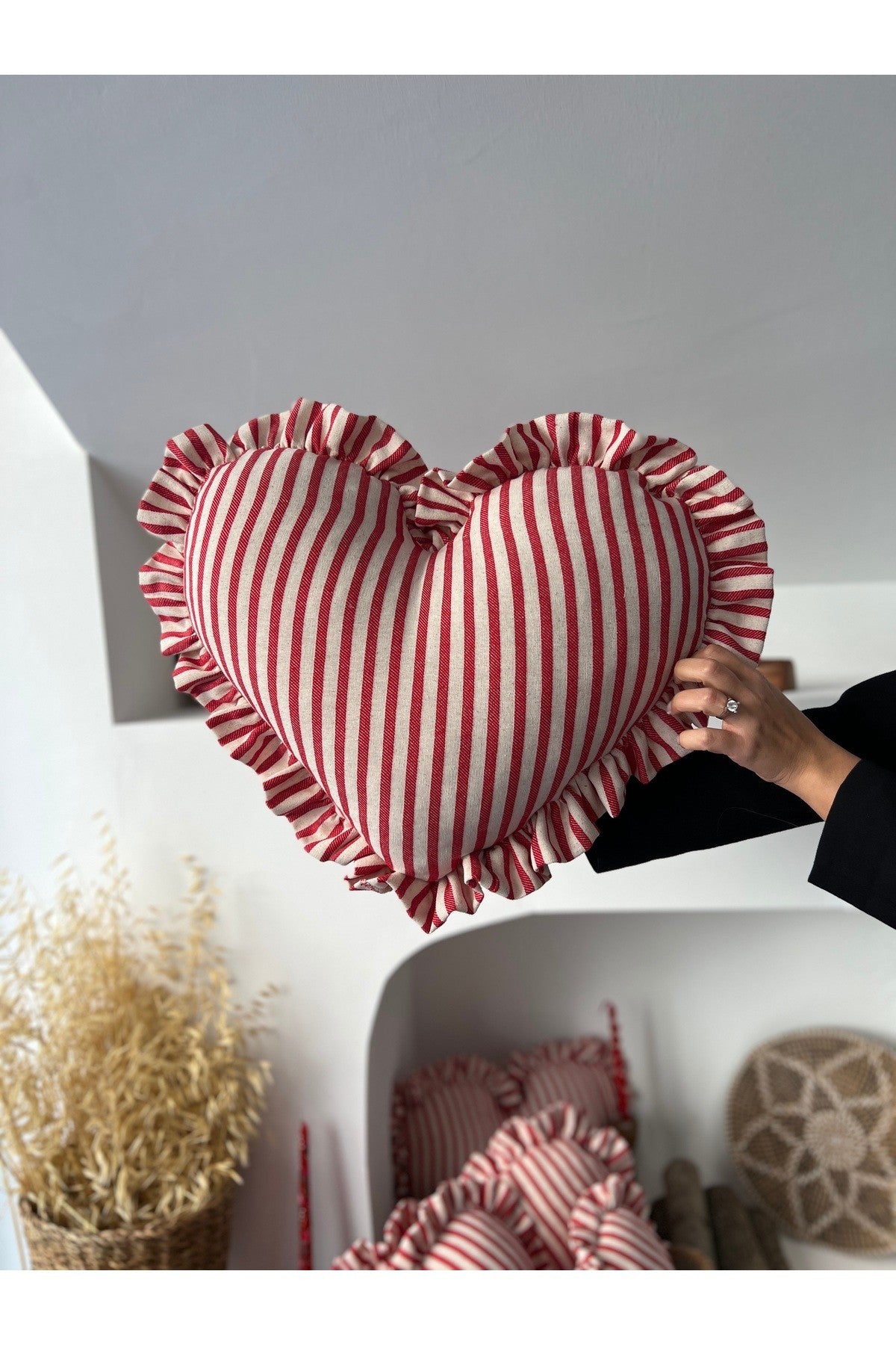 Lovely Kalp Fırfırlı Keten Iç Dolgulu Yastık / Kırlent 50cm