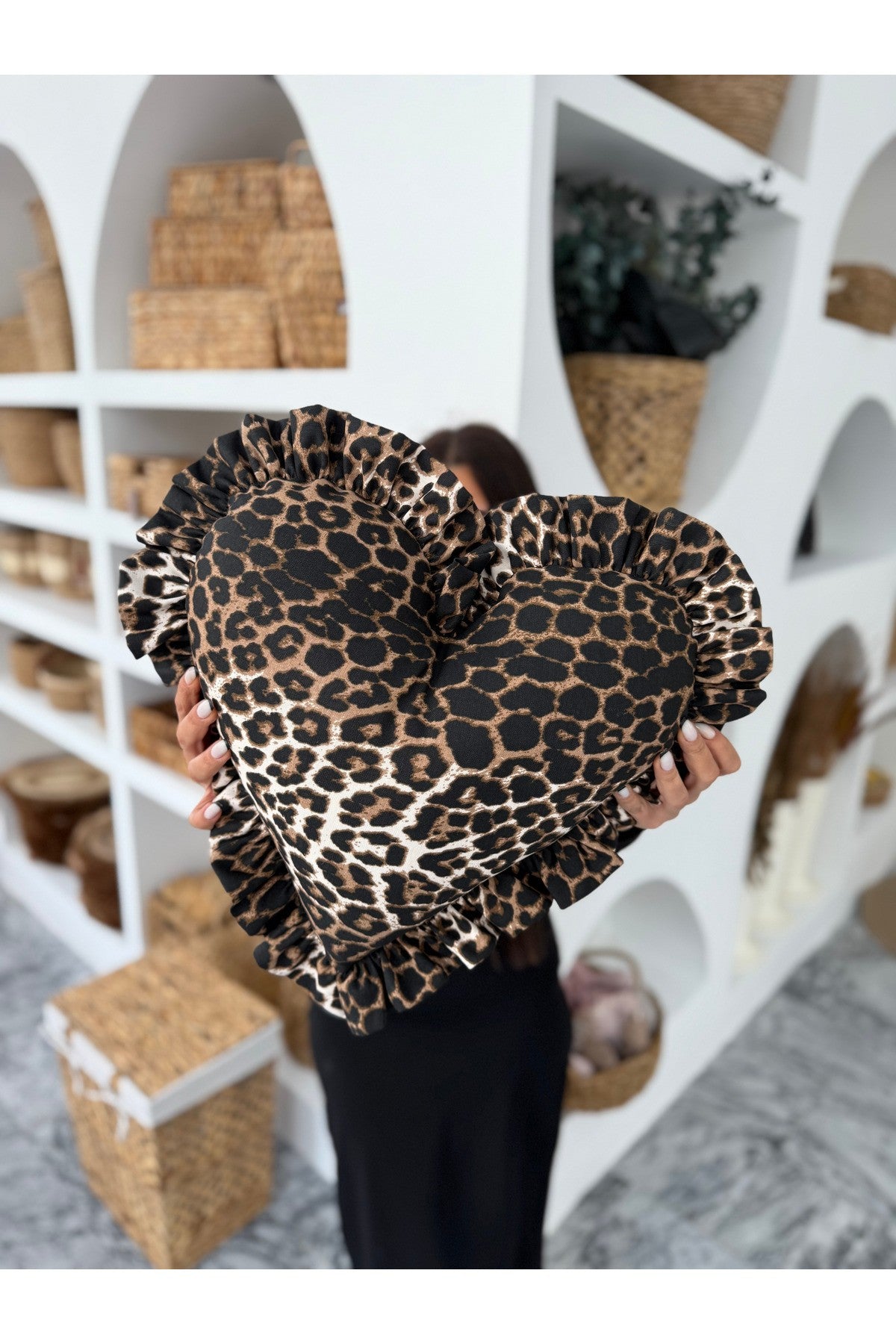 Leopard Kalp Fırfırlı Keten Iç Dolgulu Yastık / Kırlent 40cm