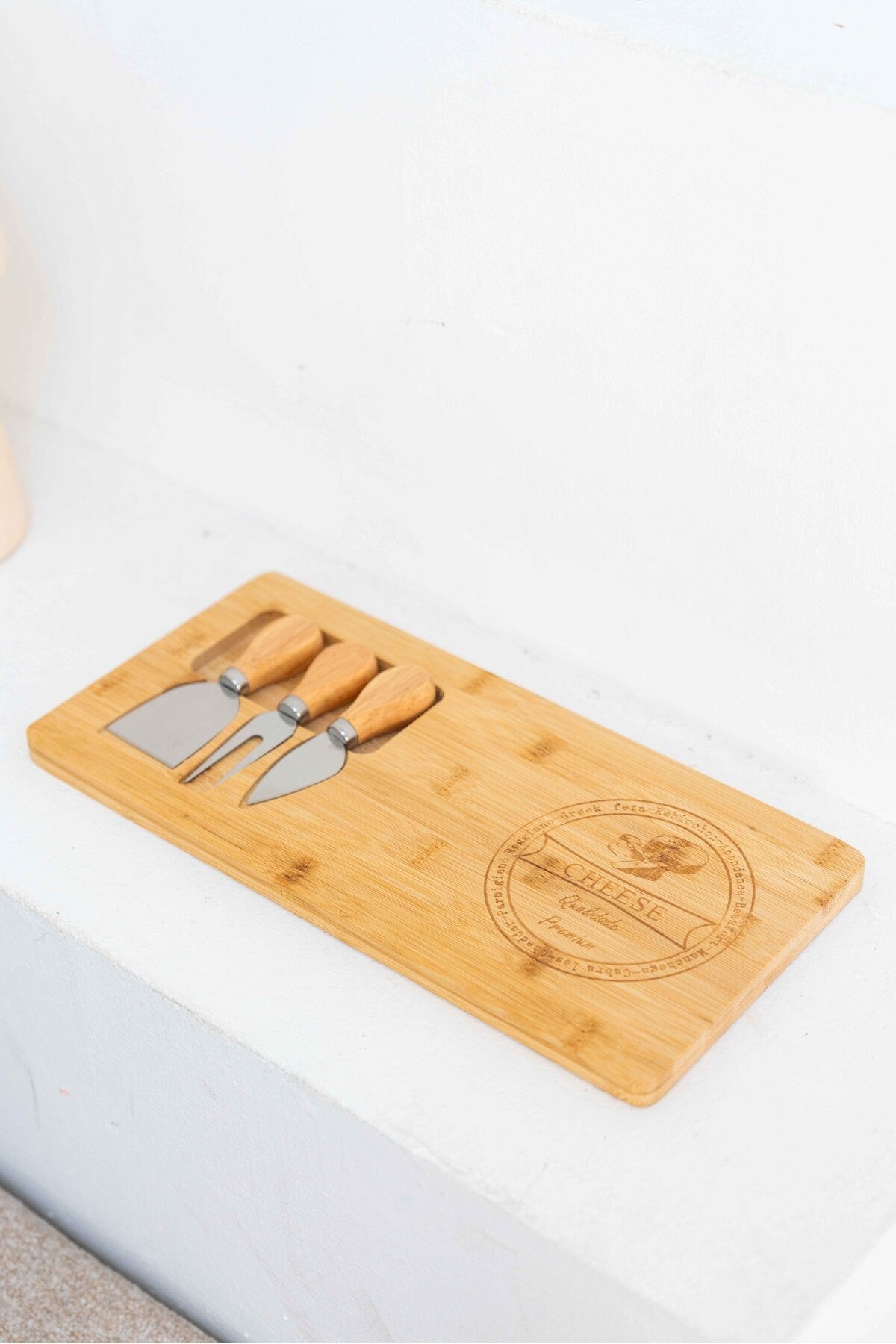 Bambu Peynir Sunum Tahtası ve 3’lü Bıçak Seti – Doğal Ahşap Kesme Tahtası