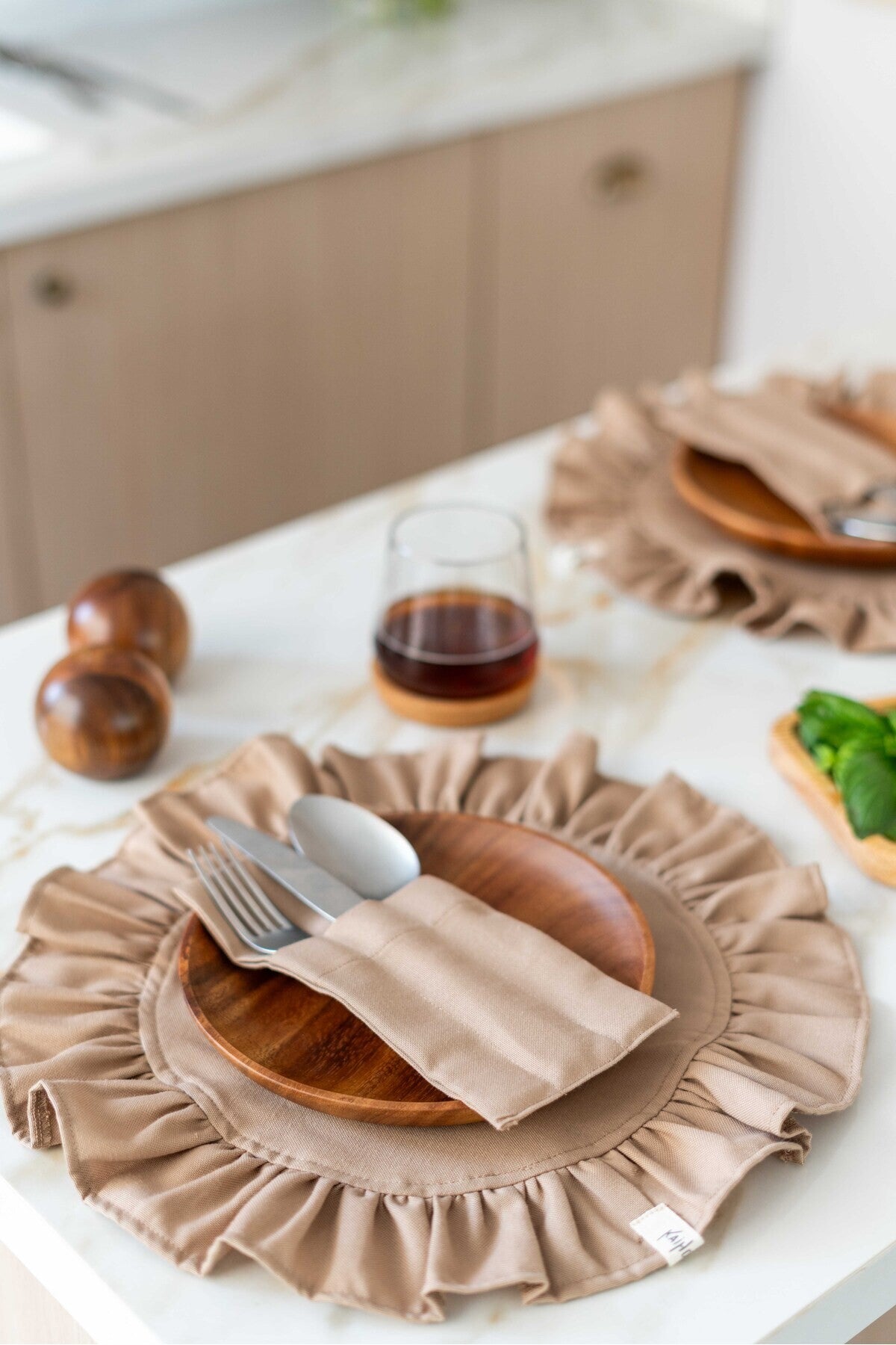 6Lı %100 Dak Keten Yuvarlak Fırfır Detaylı Amerikan Servis/ Supla KAHVERENGİ