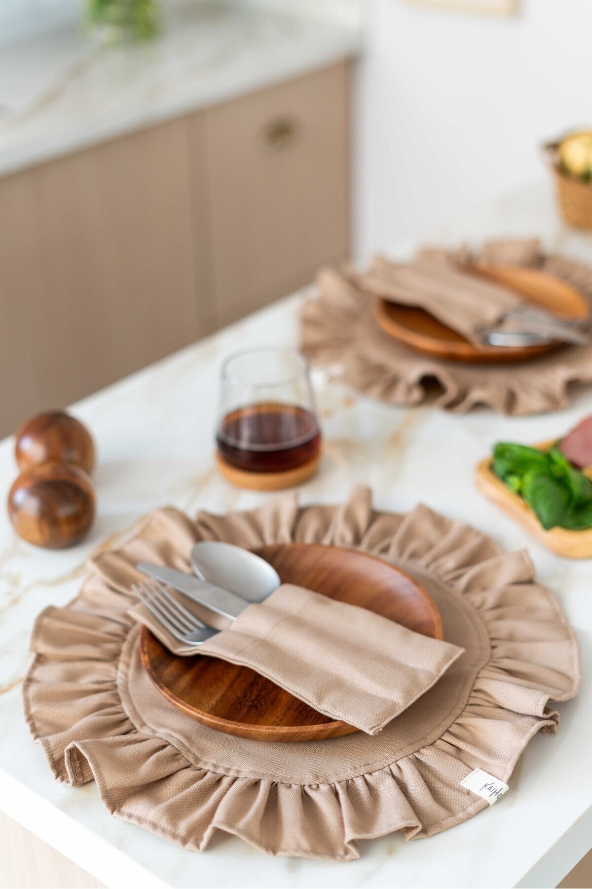 6Lı %100 Dak Keten Yuvarlak Fırfır Detaylı Amerikan Servis/ Supla KAHVERENGİ