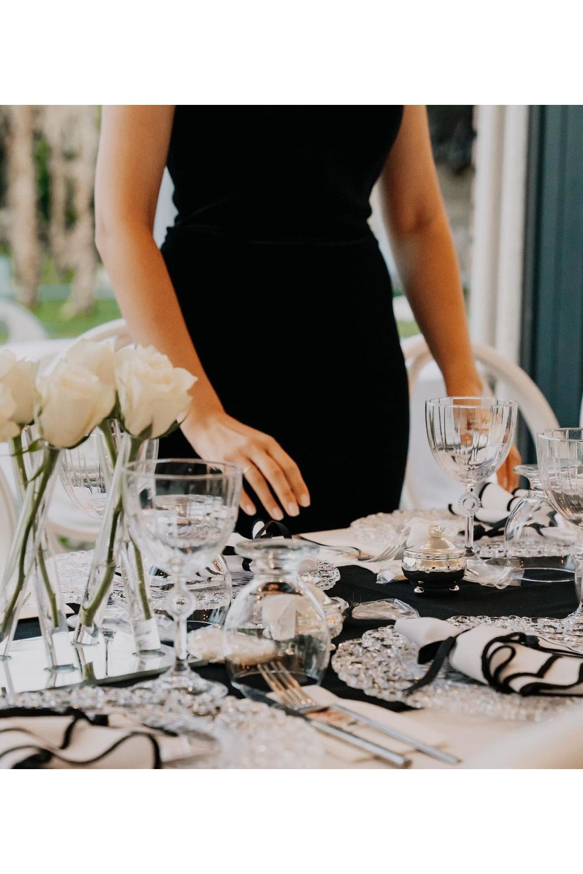 2Li Beyaz %100 Keten Kumaş Siyah Biyeli Peçete