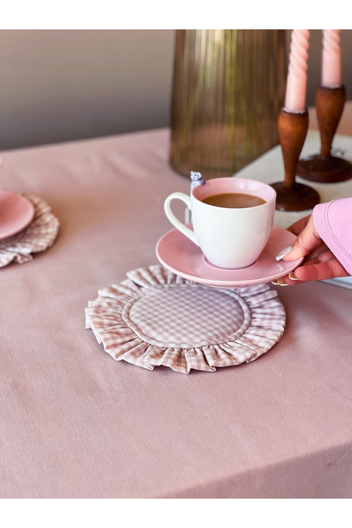 Rosy Keten Kareli Fırfırlı Bardak Altlığı Pembe