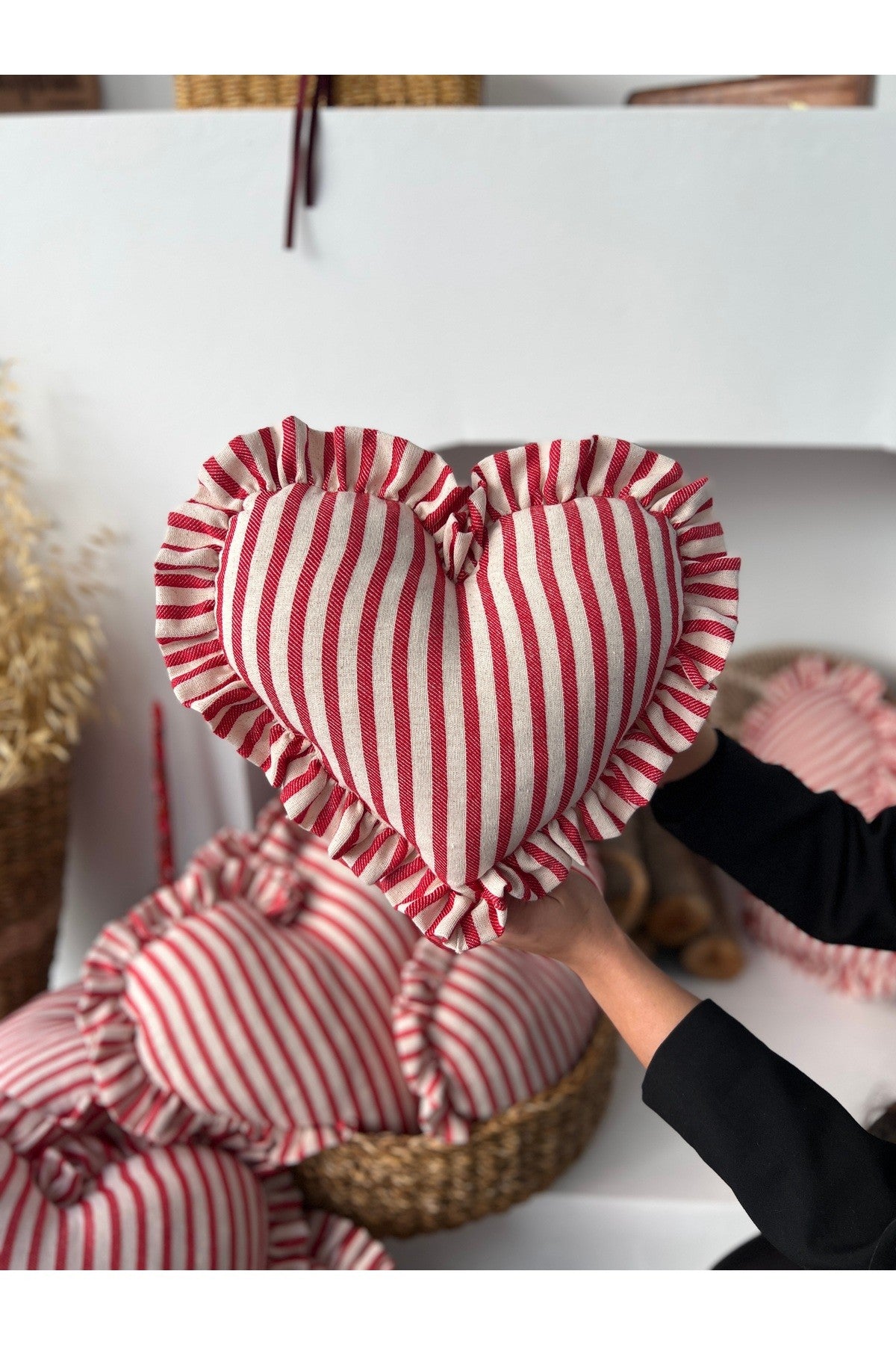 Lovely Kalp Fırfırlı Keten İç Dolgulu Yastık / Kırlent 30CM