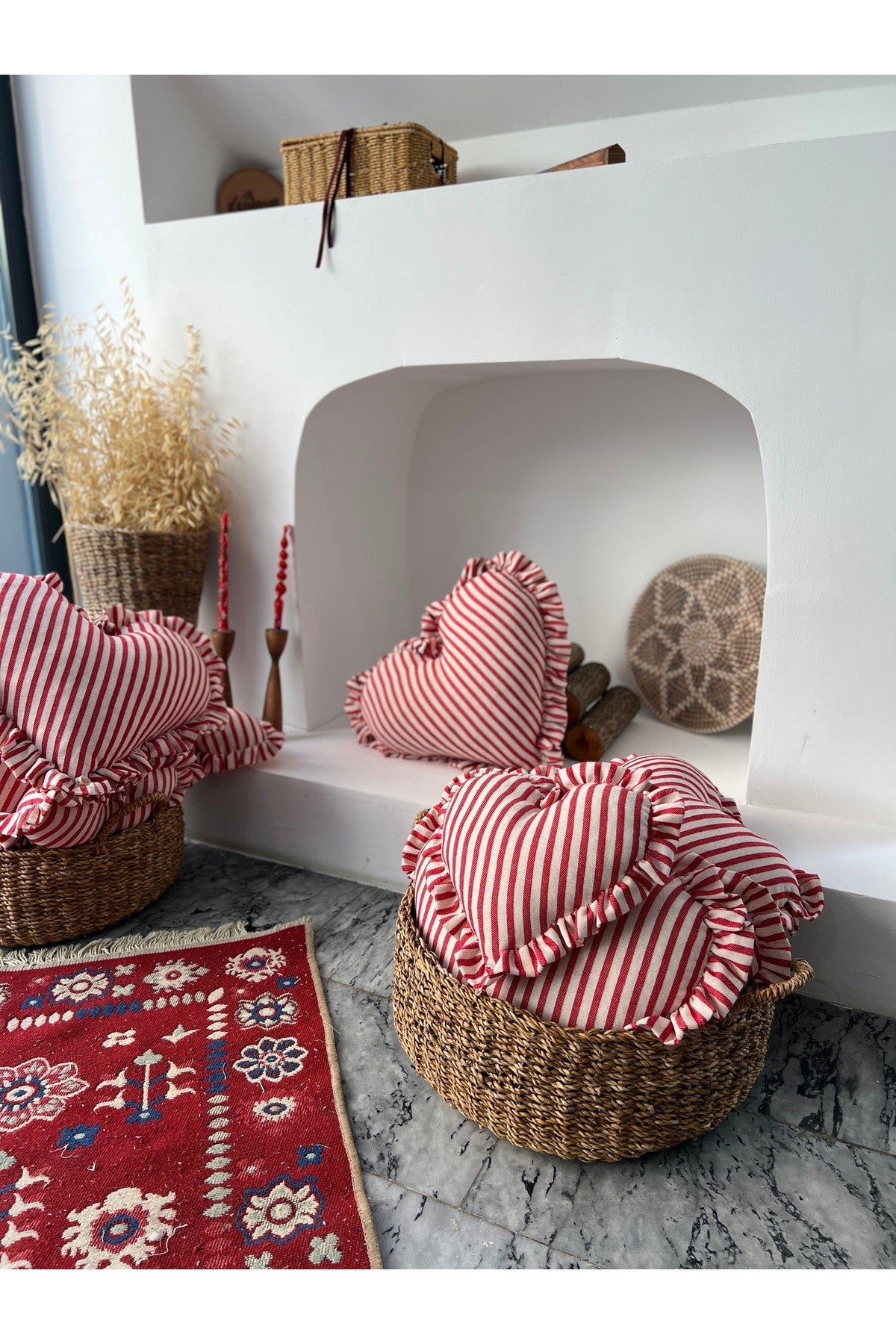 Lovely Kalp Fırfırlı Keten İç Dolgulu Yastık / Kırlent 30CM