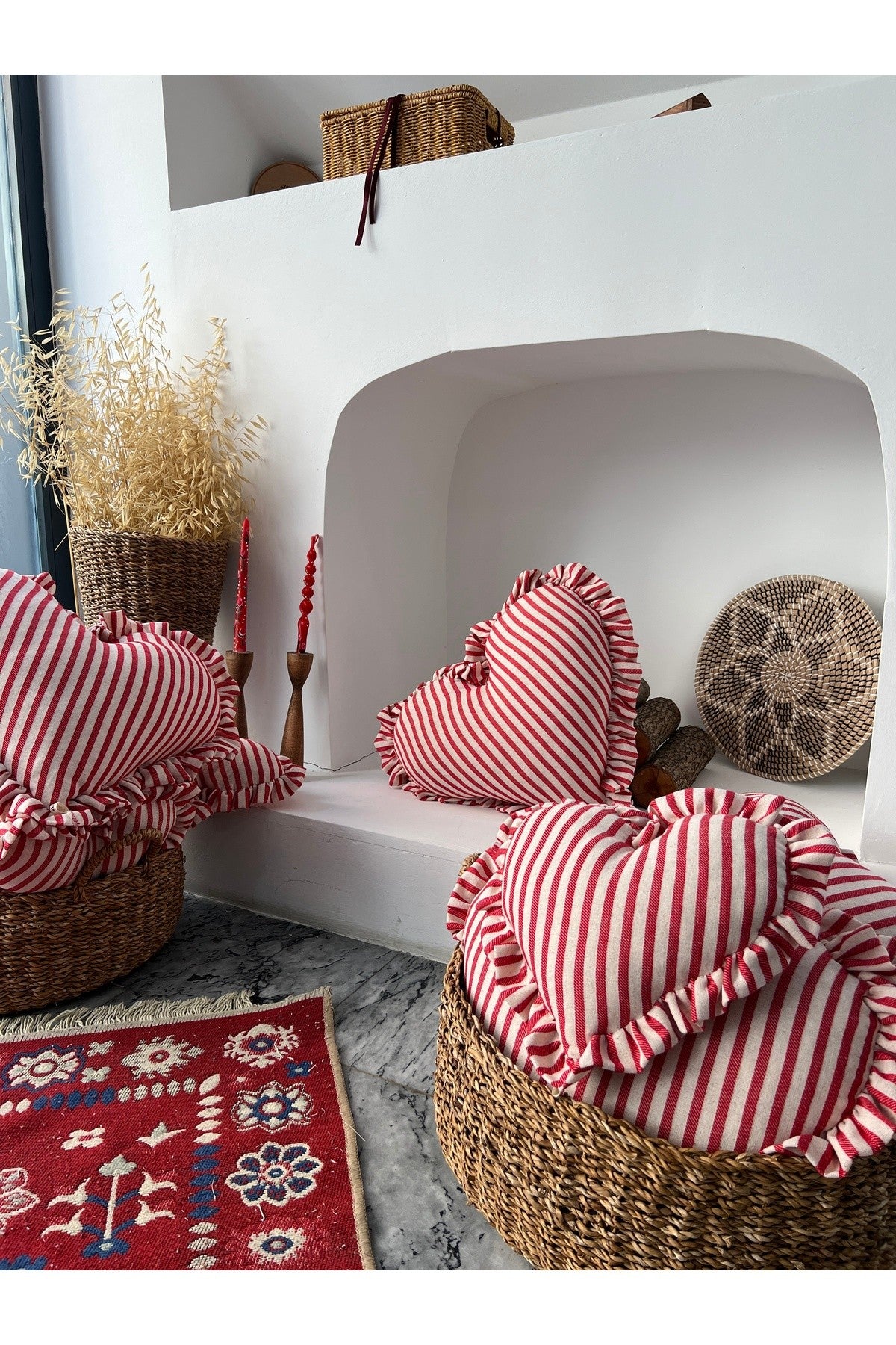 Lovely Kalp Fırfırlı Keten İç Dolgulu Yastık / Kırlent 30CM