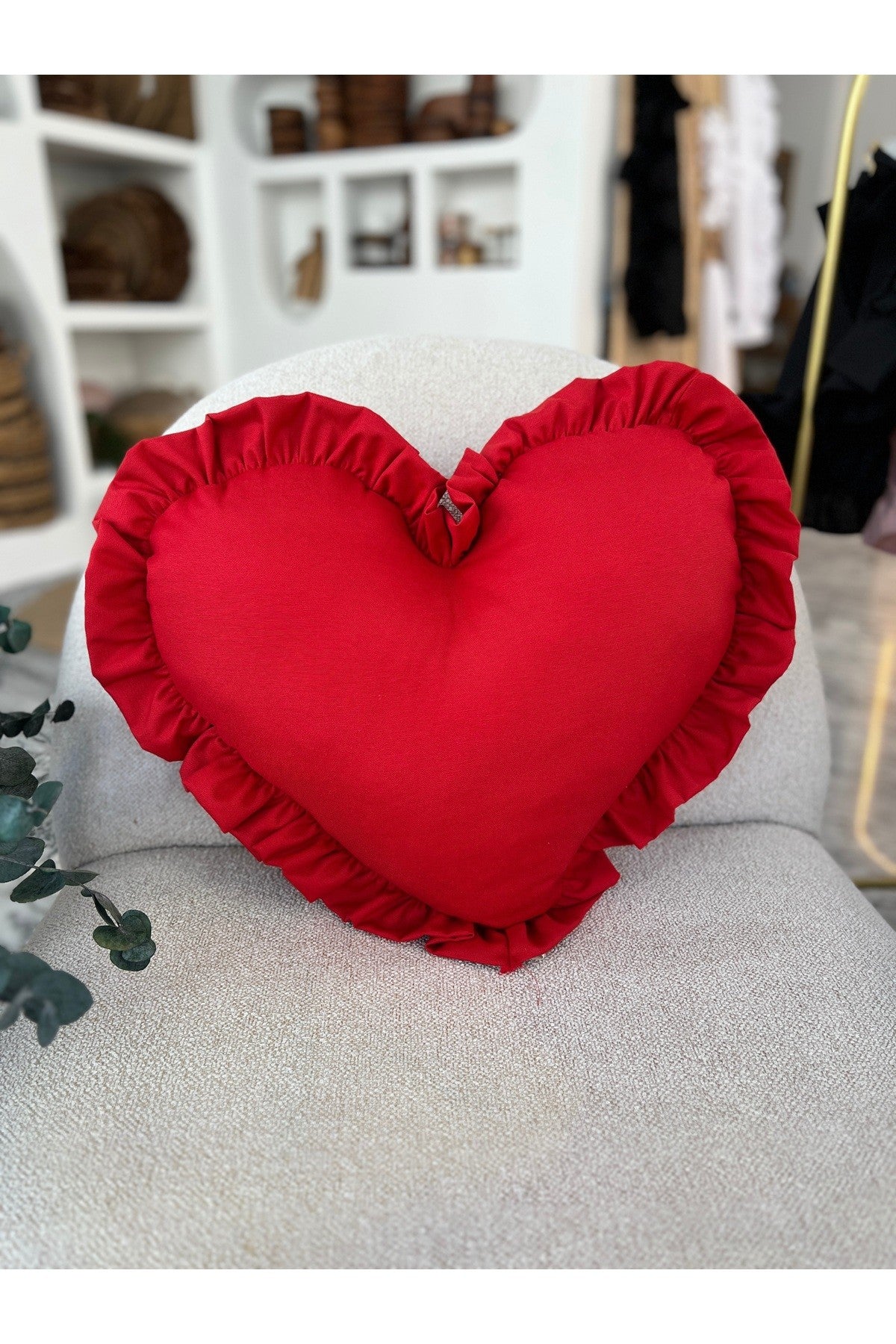 Lovely Kalp Fırfırlı Keten İç Dolgulu Yastık / Kırlent