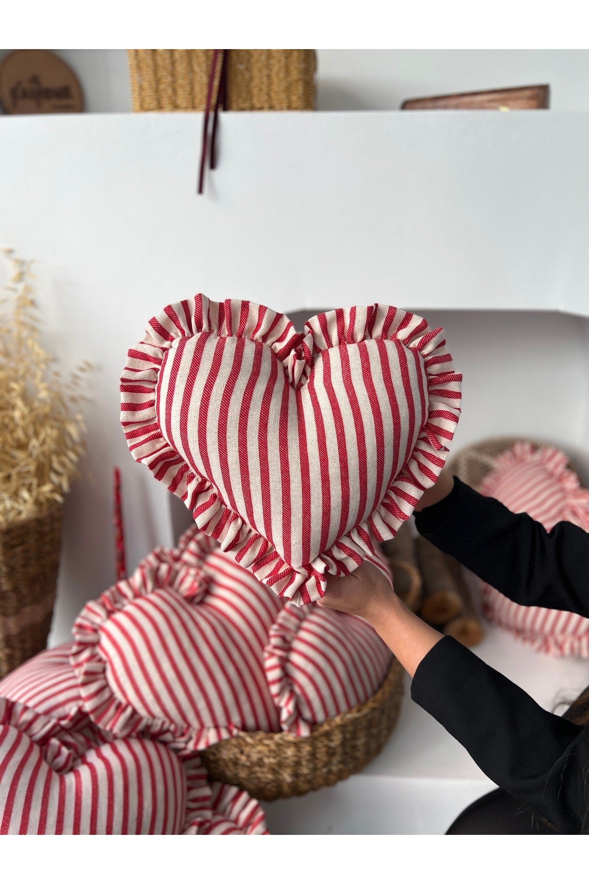 Lovely Kalp Fırfırlı Keten İç Dolgulu Yastık / Kırlent 30CM