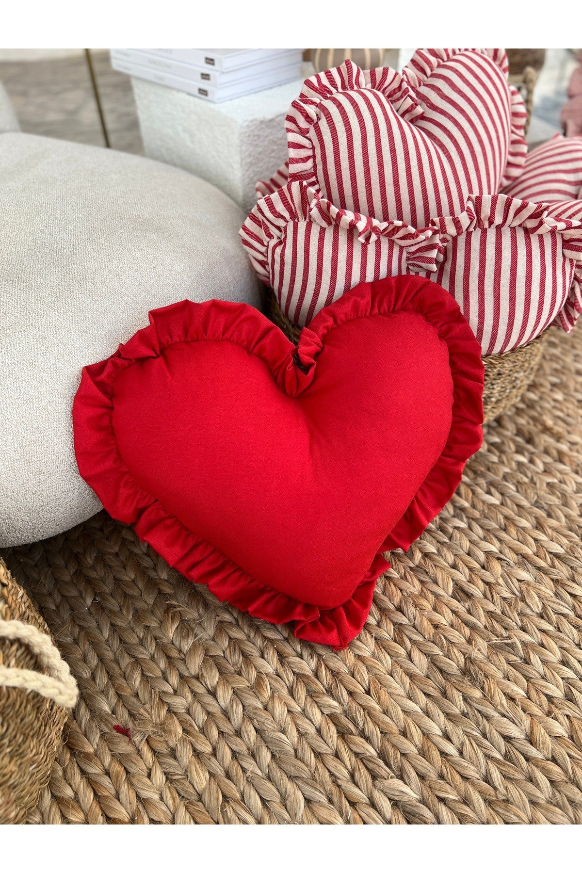 Lovely Kalp Fırfırlı Keten İç Dolgulu Yastık / Kırlent