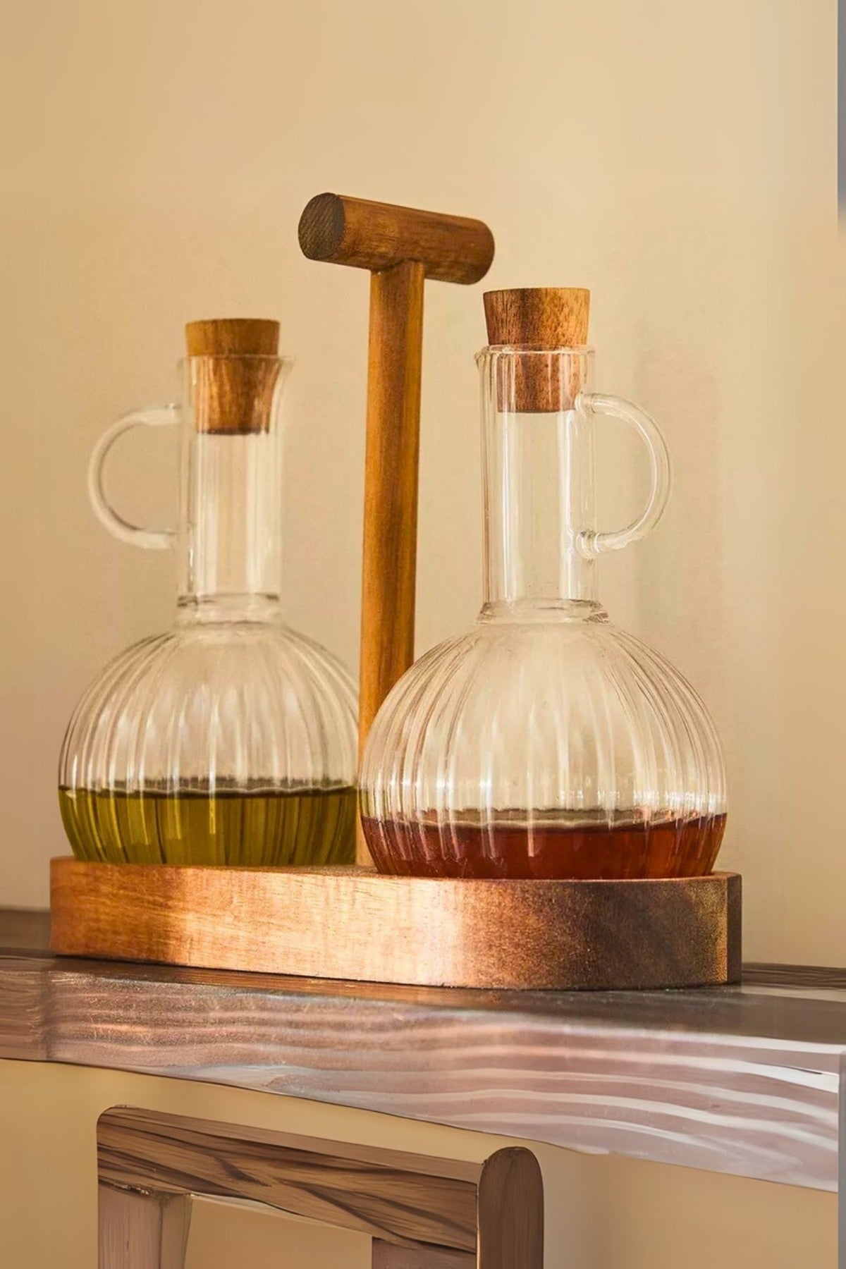 Borosilikat Cam ve Bambu Yağlık & Sirkelik Seti – 2'li, Doğal Ahşap Standlı, Şık Tasarım