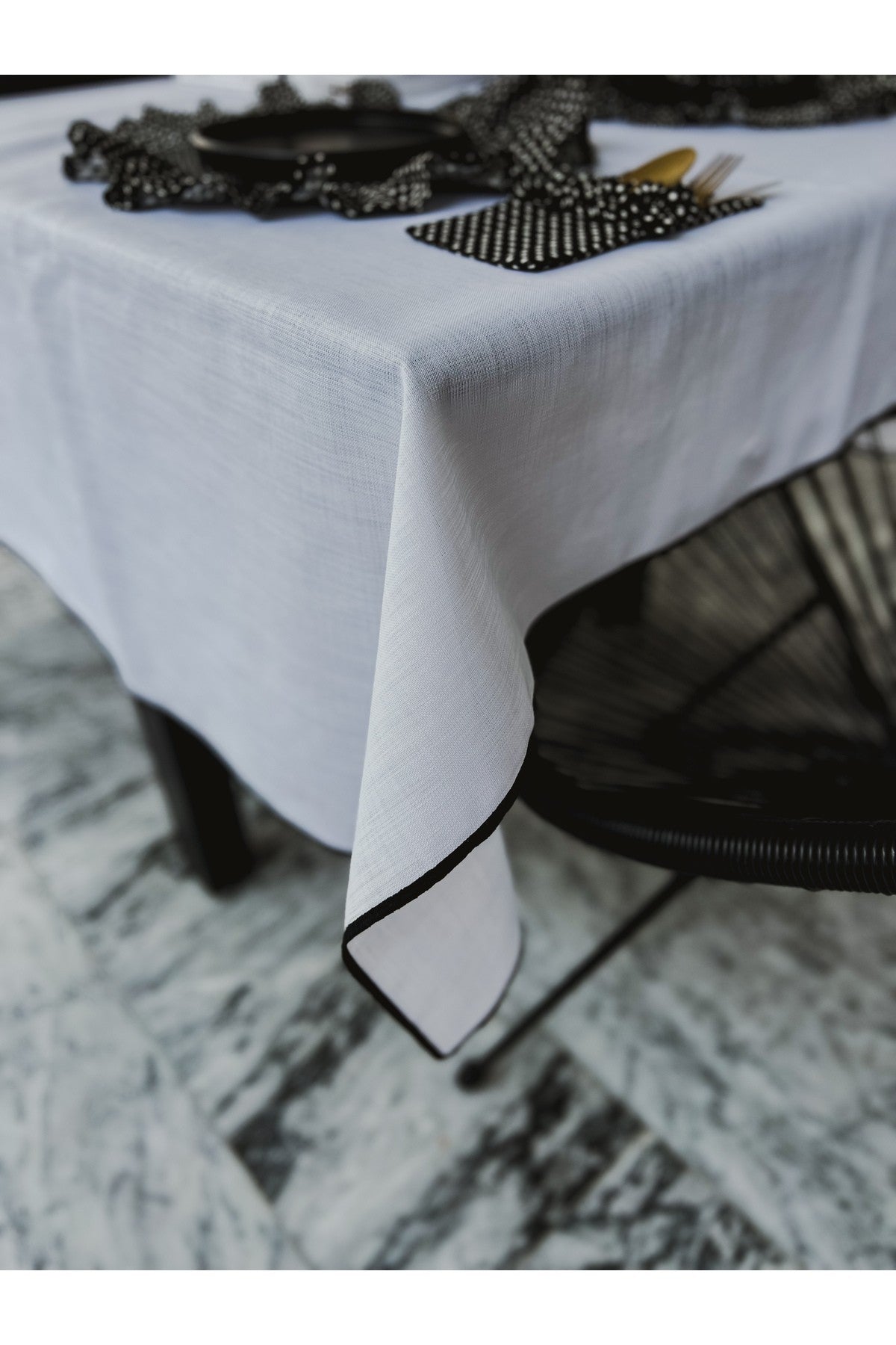 Shine White Keten Nakış Detaylı Masa Örtüsü 160X220