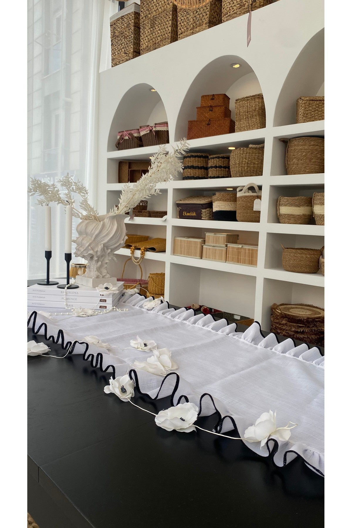 Shine White Keten Heryeri Fırfırlı Nakış Detaylı Dikdörtgen Runner 40CMX120CM