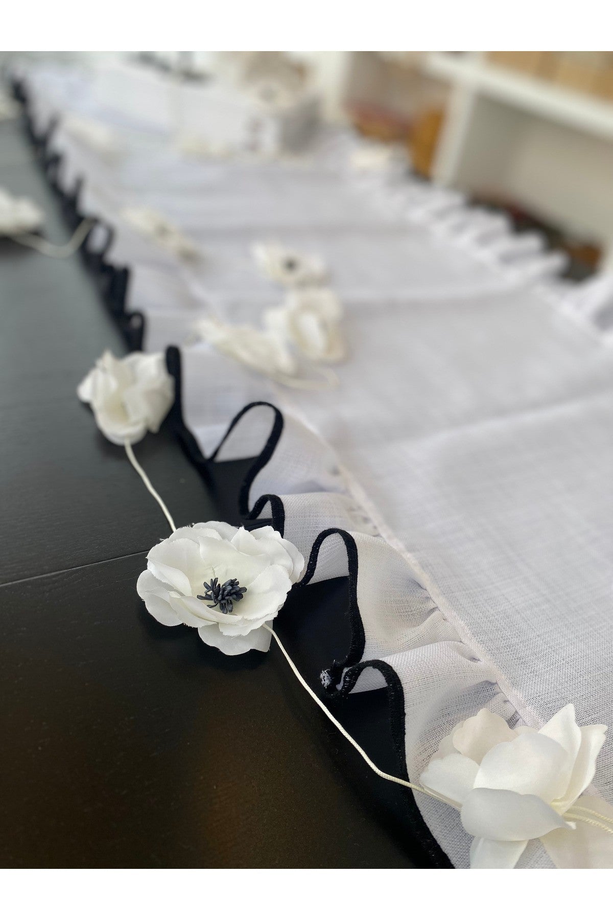 Shine White Keten Heryeri Fırfırlı Nakış Detaylı Dikdörtgen Runner 40CMX120CM