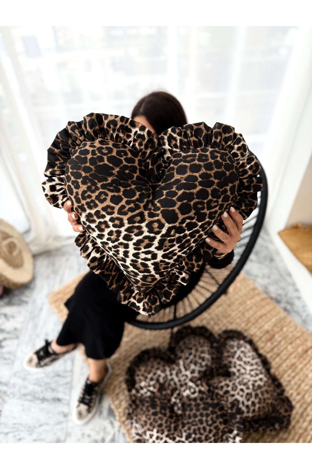 Leopard Kalp Fırfırlı Keten Iç Dolgulu Yastık / Kırlent 40cm