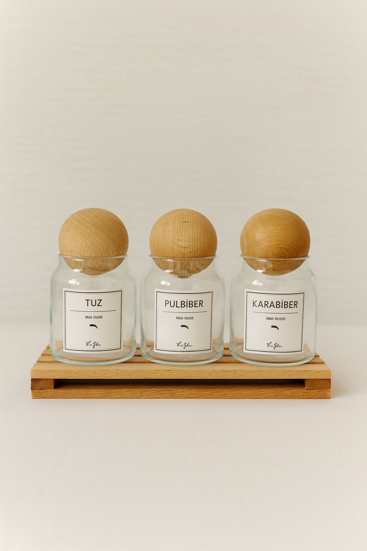 Ahşap Izgara Standlı 3lü Ahşap Top Kapaklı Etiketli Baharatlık Seti