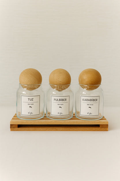 Ahşap Izgara Standlı 3lü Ahşap Top Kapaklı Etiketli Baharatlık Seti