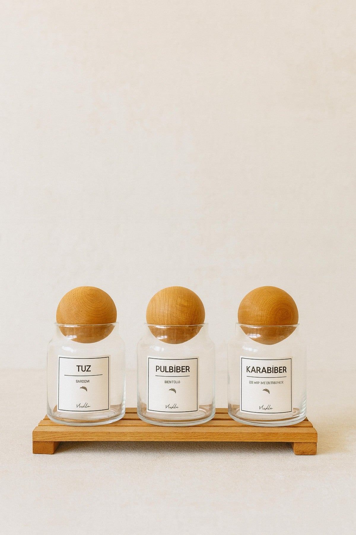 Ahşap Izgara Standlı 3lü Ahşap Top Kapaklı Etiketli Baharatlık Seti