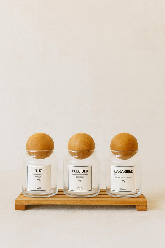 Ahşap Izgara Standlı 3lü Ahşap Top Kapaklı Etiketli Baharatlık Seti