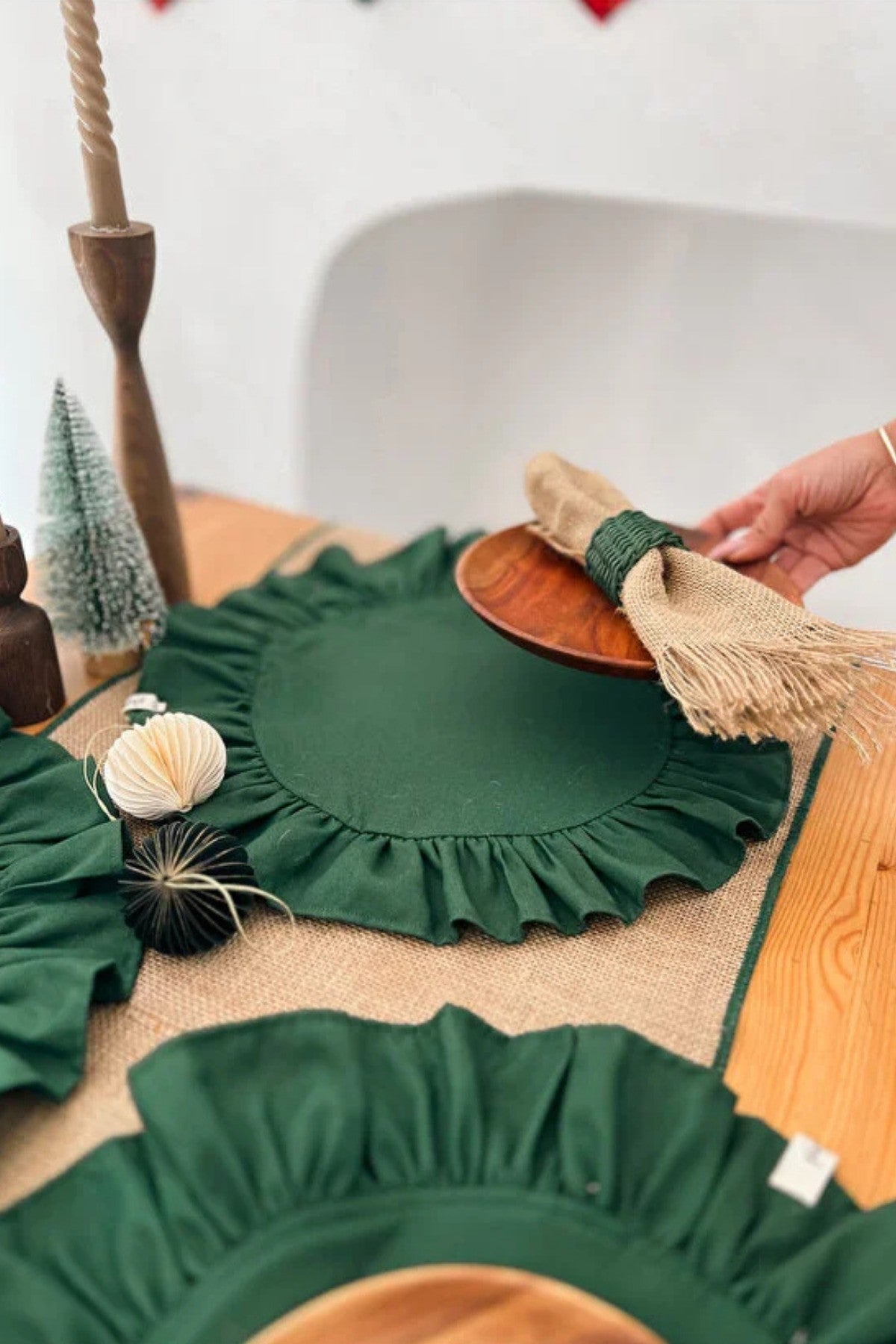 2Li %100 Dak Keten Fırfır Detaylı Yuvarlak Amerikan Servis/ Supla YEŞİL Yılbaşı Konsepti