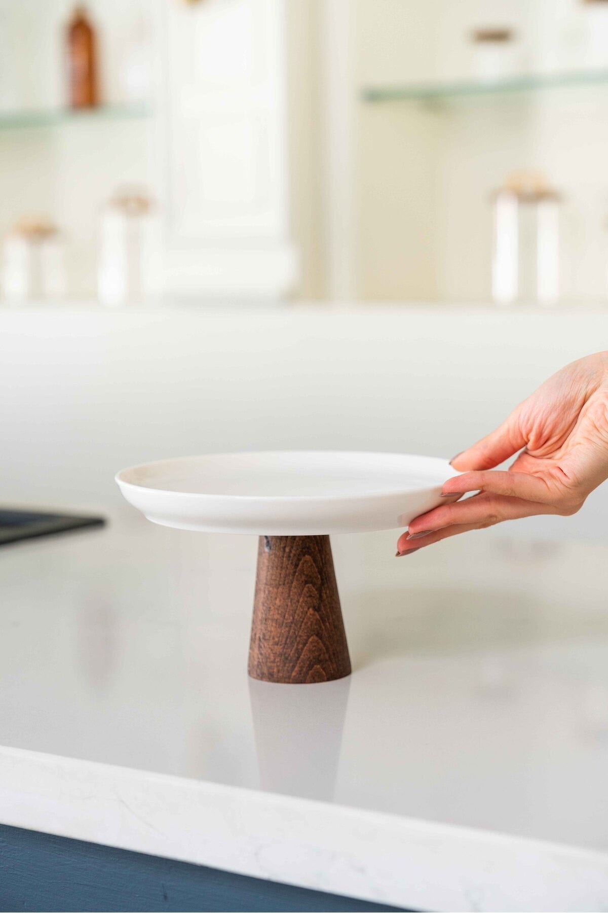 Doğal Ahşap Tabanlı Yükseltilmiş Seramik Sunum Tabağı