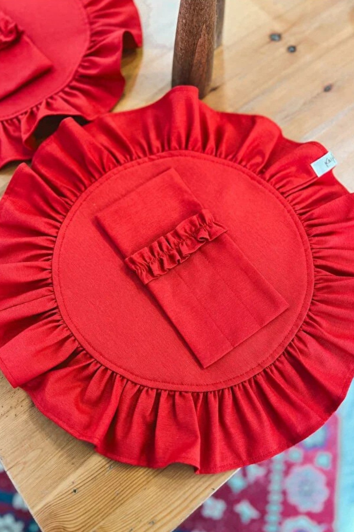 4Lü Lovely Serisi Dak Keten Fırfır Detaylı Yuvarlak Amerikan Servis/ Supla Kırmızı