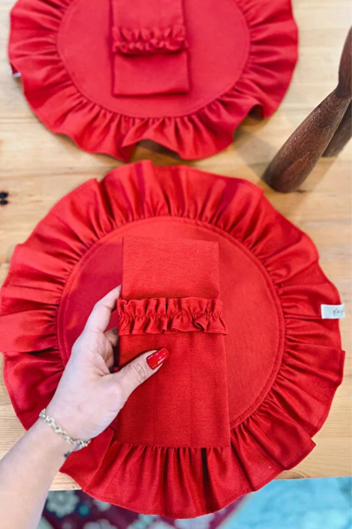 4Lü Lovely Serisi Dak Keten Fırfır Detaylı Yuvarlak Amerikan Servis/ Supla Kırmızı