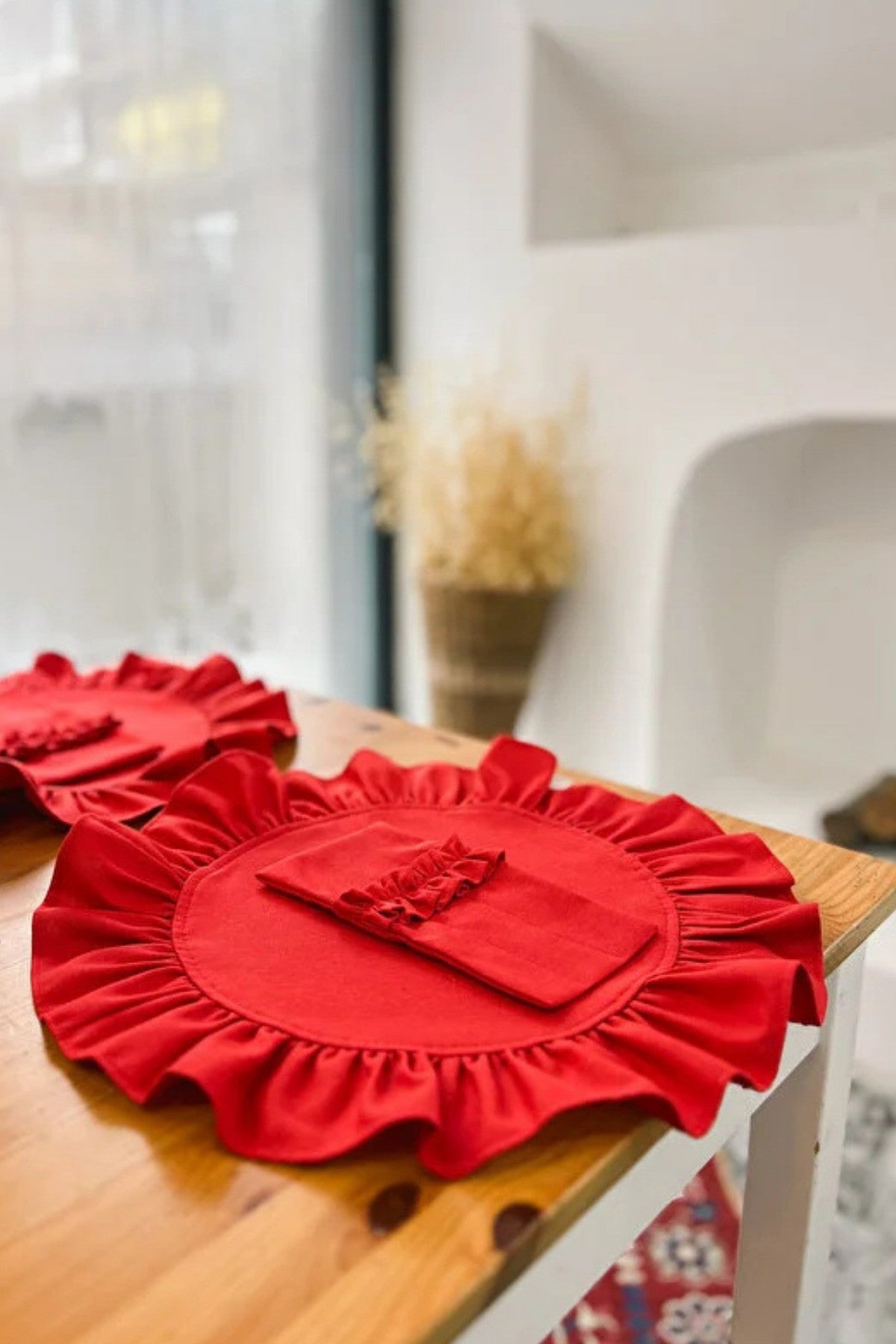 4Lü Lovely Serisi Dak Keten Fırfır Detaylı Yuvarlak Amerikan Servis/ Supla Kırmızı