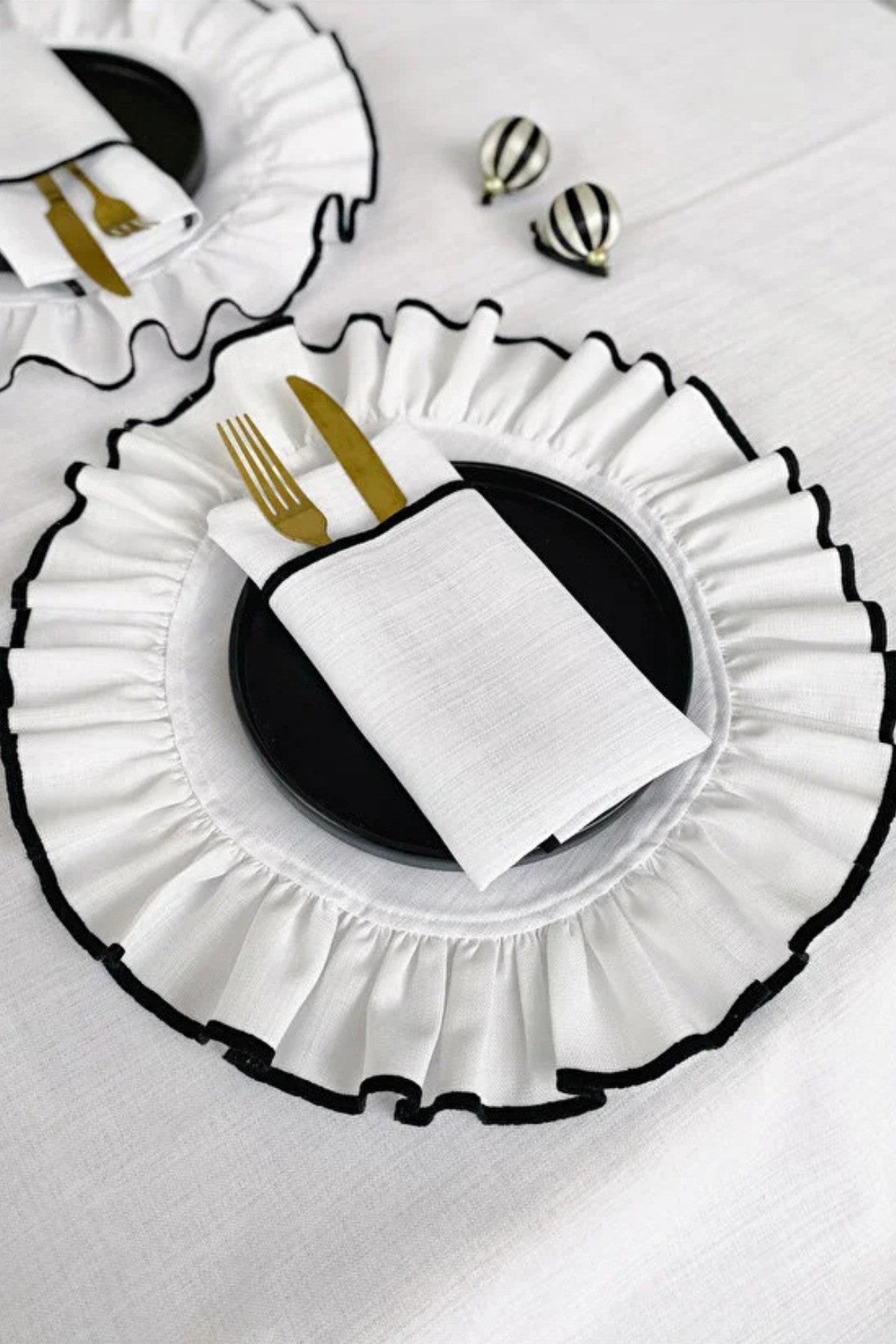 Shine Beyaz Keten Kumaş Siyah Biyeli Yuvarlak Supla 2li