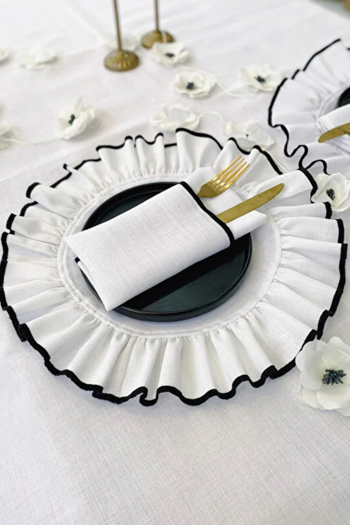 Shine Beyaz Keten Kumaş Siyah Biyeli Yuvarlak Supla 2li