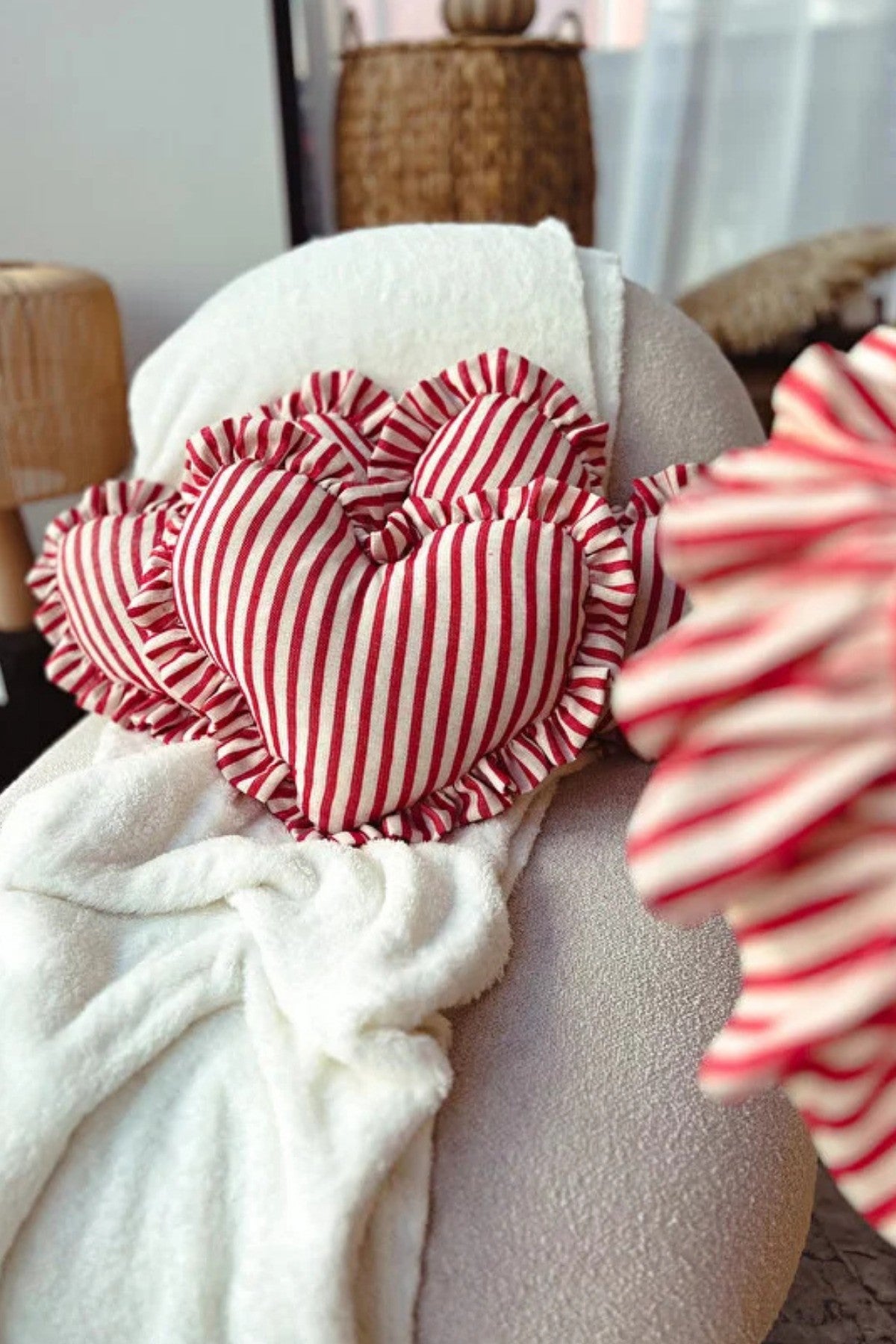 Lovely Kalp Fırfırlı Keten İç Dolgulu Yastık / Kırlent