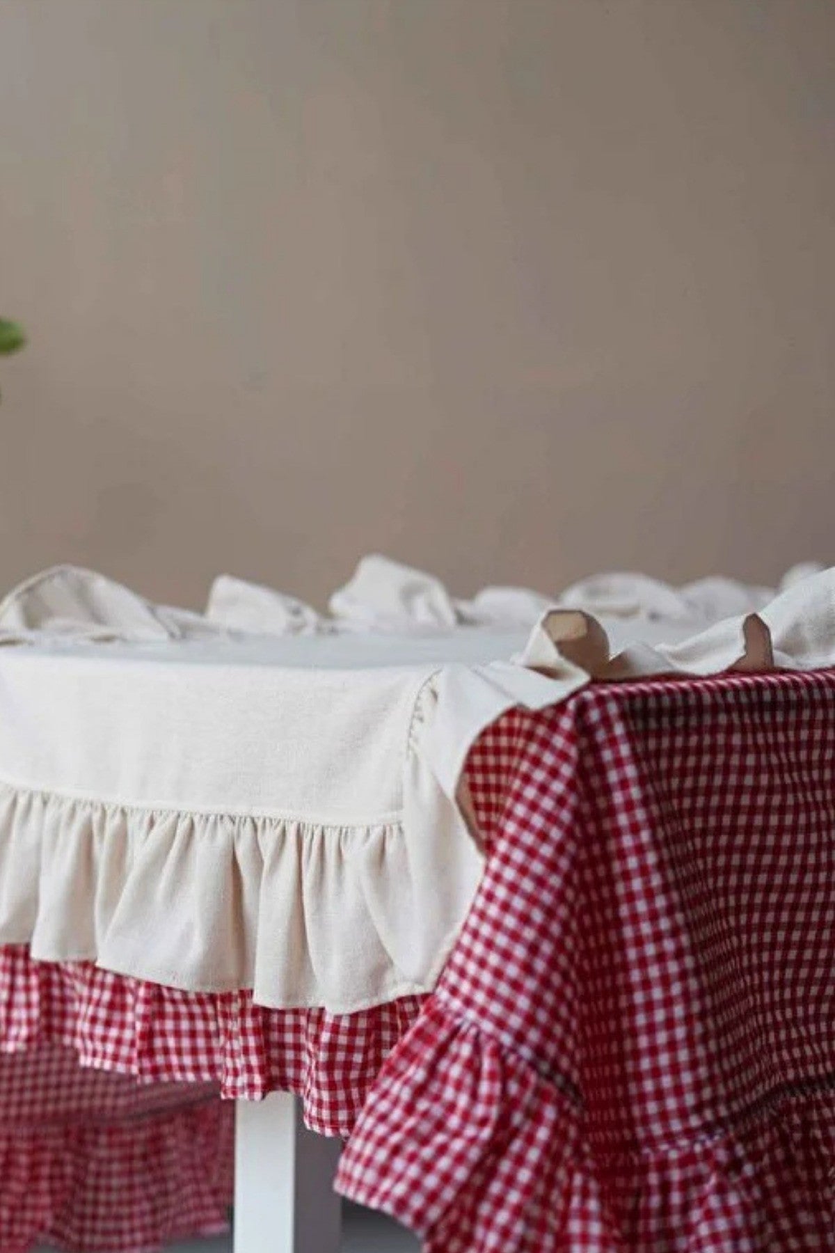 Organik Kırmızı Kareli Fırfırlı Masa Örtüsü / Piknik Örtüsü 160x220