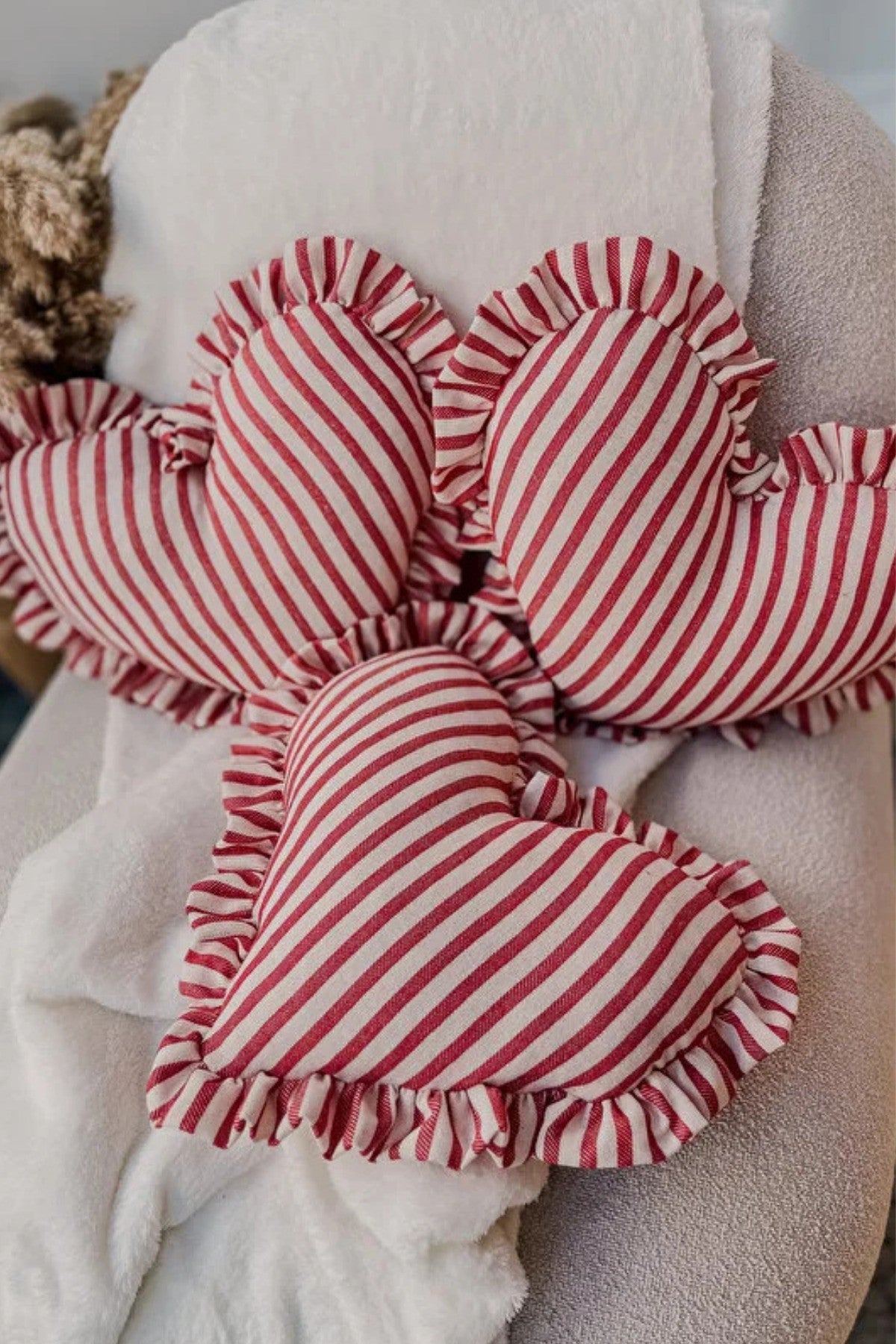 Lovely Kalp Fırfırlı Keten İç Dolgulu Yastık / Kırlent