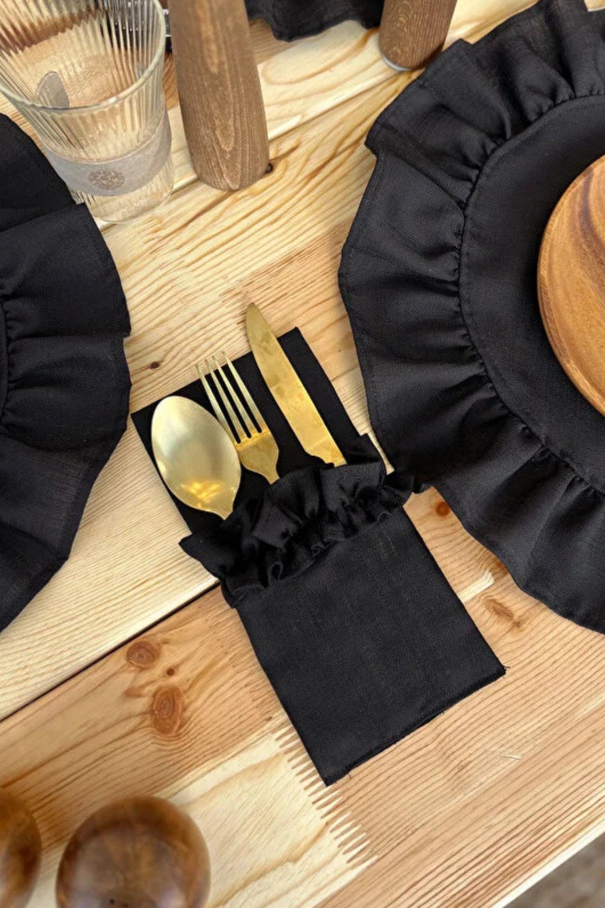 4Lü Siyah Keten Kumaş 3 Bölmeli Fırfır Detaylı Kaşıklık / Çatal-Kaşık-Bıçak Kılıfı